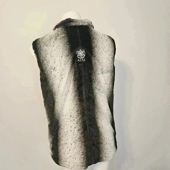 WOOLY BULLY WEAR COLORADO (ALTA) FAUX FUR VEST SIZE MEDIUM - Picture 8 of 14